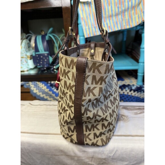 Michael Kors Large Logo Tote - Picture 4 of 10